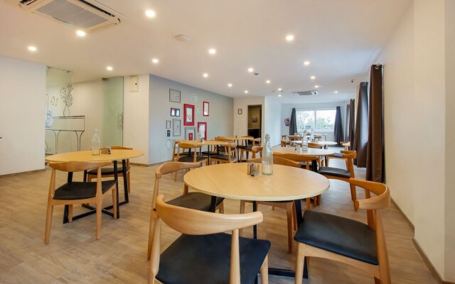 Oyo Townhouse 151 H Square