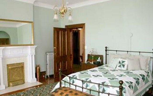 The Carriage House Inn Bed & Breakfast