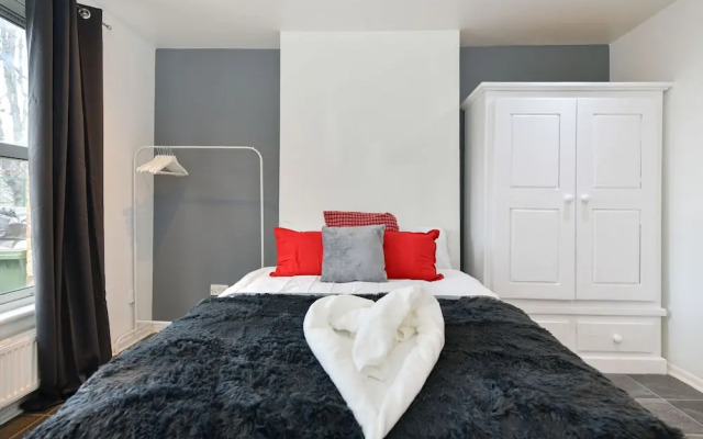 Impeccable 4-bed House With Garden in Brixton