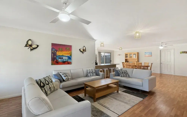 Spacious 4-bed Home 2-min to the Beach