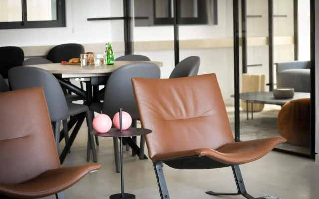 Modern and Vibrant 2BR apartment with Private Balcony