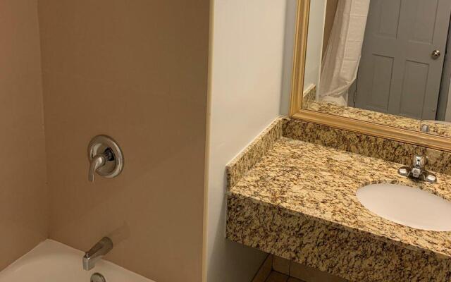 HomeTowne Studios by Red Roof Denver, PA