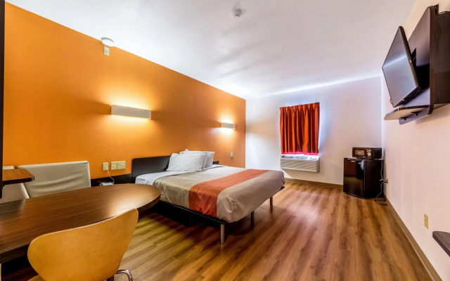 Motel 6 Jourdanton, TX