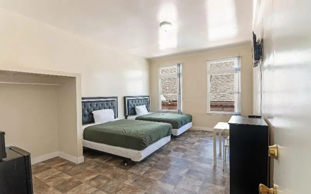 Mariachi Plaza Hotel
