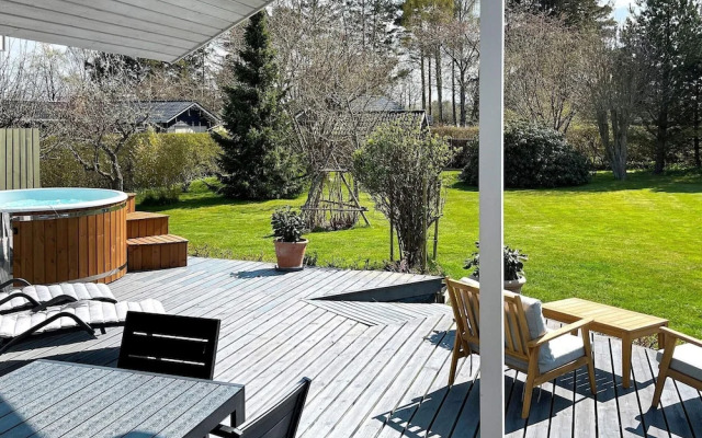 8 Person Holiday Home in Dronningmolle