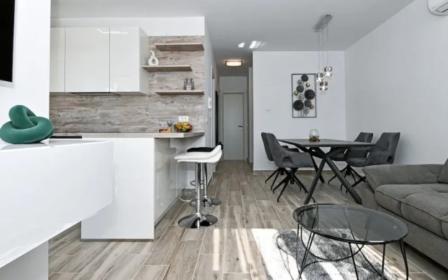 Stylish Kaštela Apartment With Modern Amenities and Free Parking