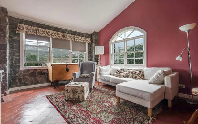 Rural House Los Orovales with Terrace and Parking