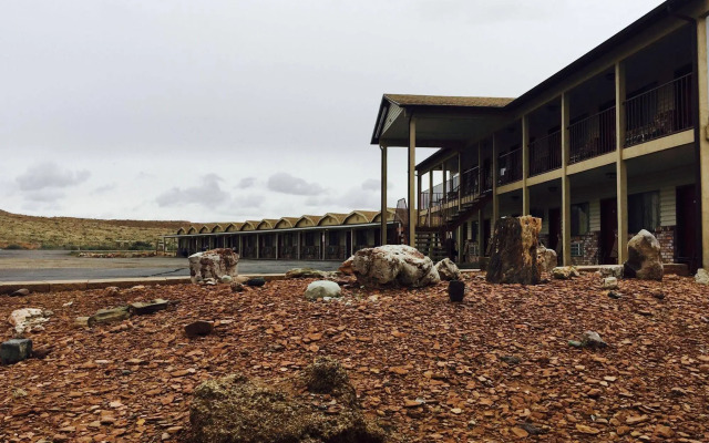 Whispering Sands Motel