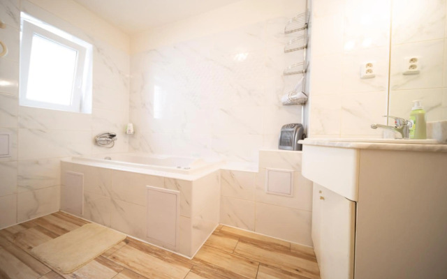 Celý dům s vybavenou kuchyní, koupelna s vířivkou