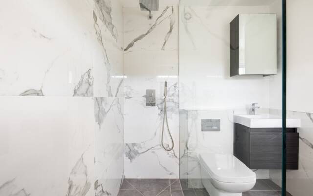 The Margravine Maisonette - Modern & Bright 2BDR Flat