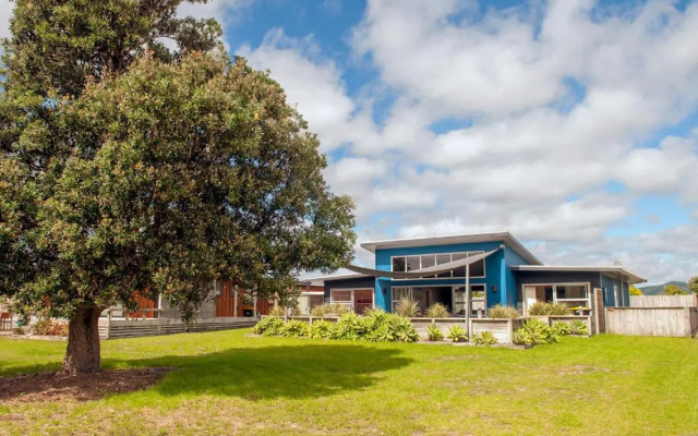 Sands Beach House - Matarangi Holiday Home