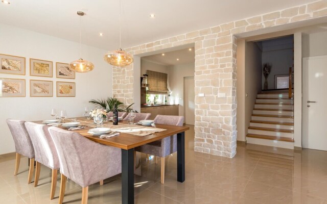 Amazing Home in Siveric with Hot Tub, Sauna & WiFi