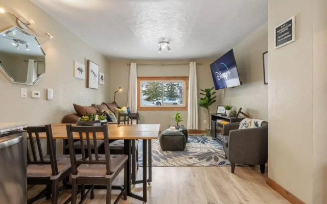 Triceratops Landing I Fire Place I Games I Netflix