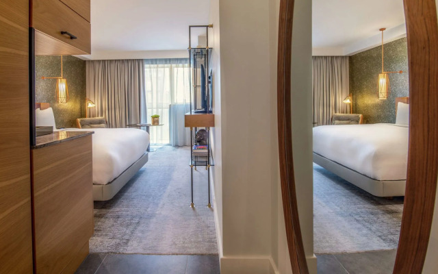 Lincoln Plaza London, Curio Collection by Hilton