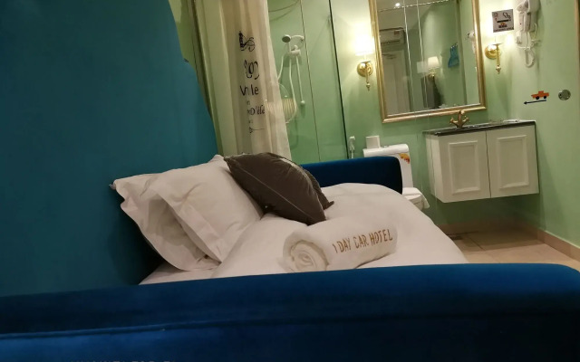 1 Day Car Hotel Station 18