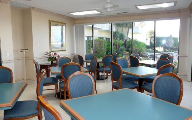 Inviting Beachfront Condo With Large Balcony and Pool