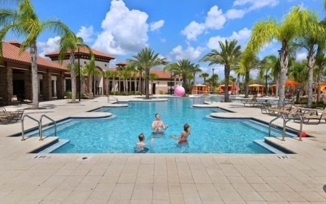 6BR 5BA Pool Home in Solterra