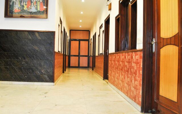 Capital O 2242 Hotel Yuvraj Deluxe