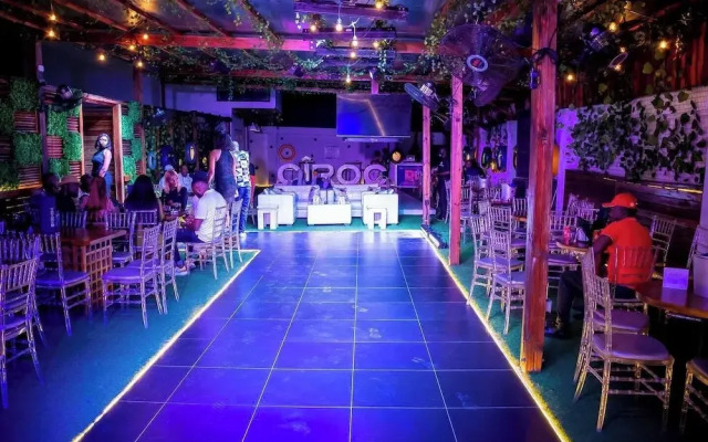 Montcrest Hotel & Lounge