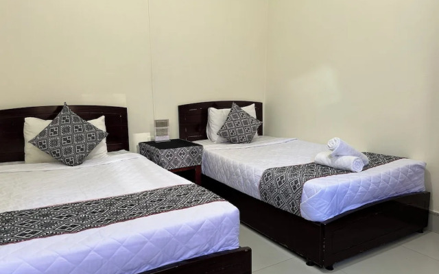 Frontier Hostel & Tours