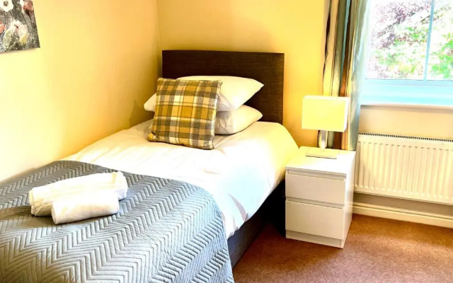 Beautiful 3-bedroom house, city centre, parking