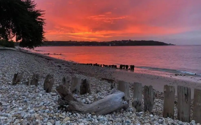 Bembridge Harbour Yurt - Log Burner - Wifi