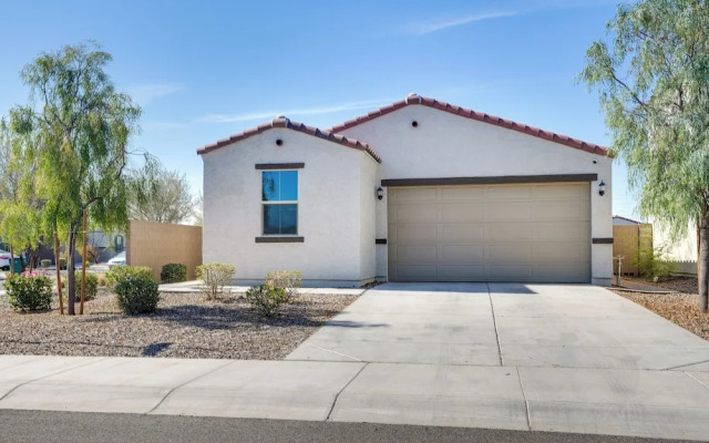 Sunny Arizona Escape w/ Patio, Grill & Fireplace!