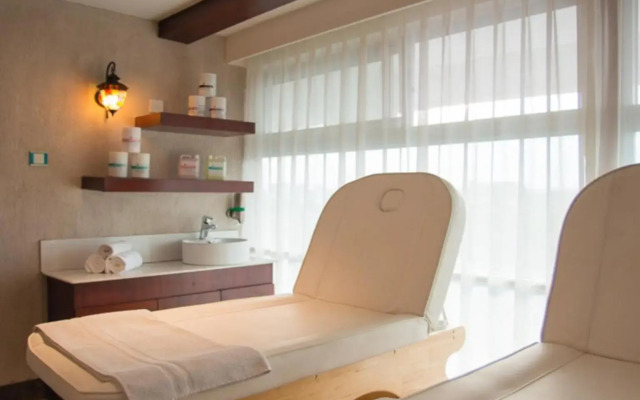 Cloud Hotel & Suites