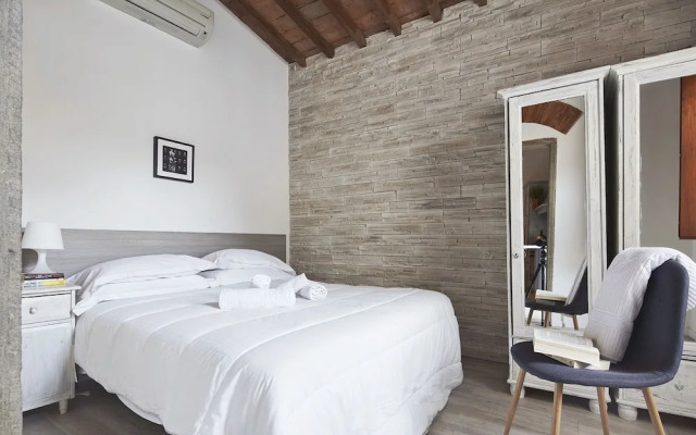 A Few Steps to The Duomo Beautiful 2BD Apt