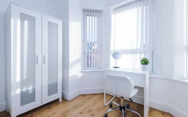 Spacious 4-Bed House Manchester