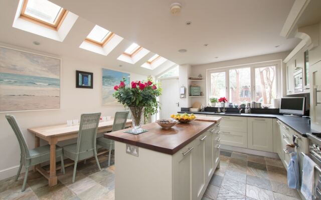Beautiful Barnes Home with Garden