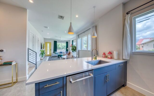 Contemporary Home Centrally Located Near Soco & DT