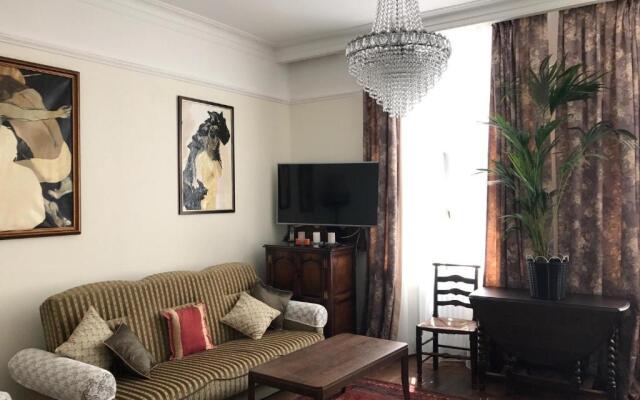 Fahrenheit House Apartment