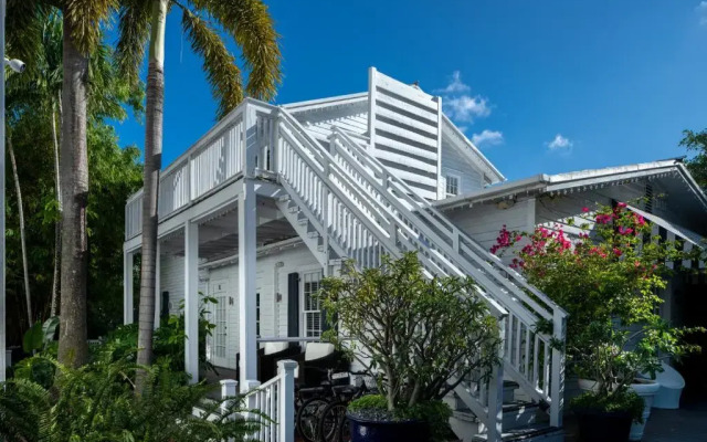 Alexander's Guesthouse - Adults Only