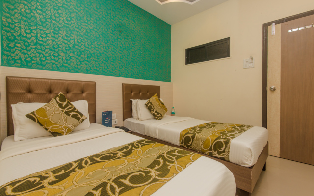 OYO 8678 Hotel Golden Nest