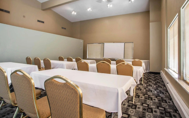 Rodeway Inn & Suites Milwaukee Airport