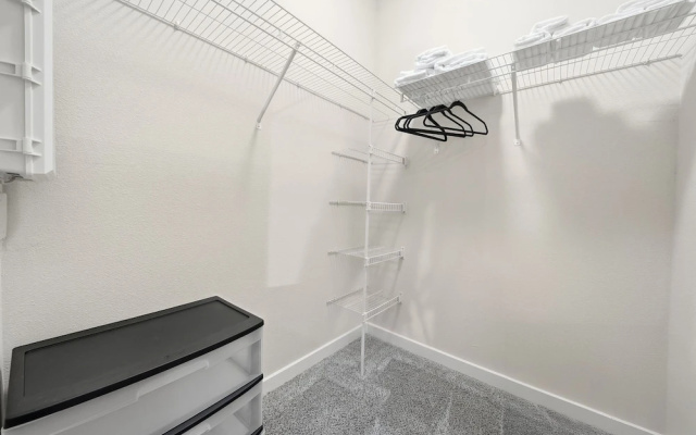 Stylish 2BR w Pool Pet-friendly Unit 13