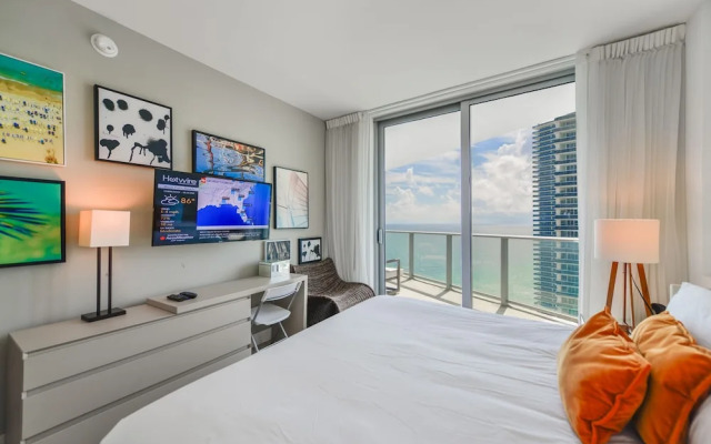 Stunning Condo, City Views