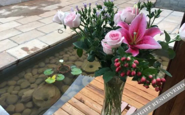 Jianshui Yanqitang Private Courtyard Inn (Jianshui Ancient City Small Train Store)