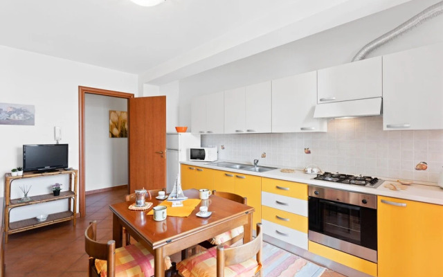 Lungomare Ciclopi Apartments With Balconies And Parking