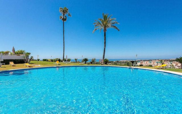 Amazing Apartment With Large Private Terrace in Marbella. Las Lomas
