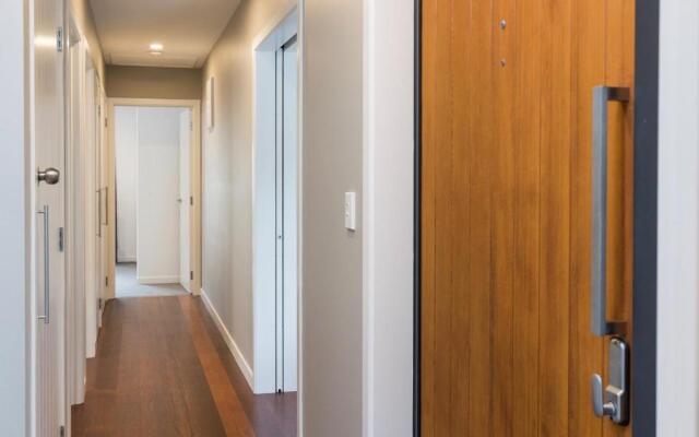 Poolside Retreat - Picton Holiday House Waikawa