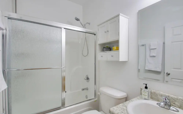 Downtown Pensacola Vacation Rental w/ Yard!
