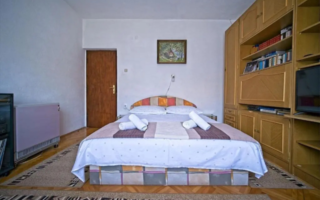 Apartment Pavo-80m from beach