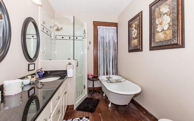 Mistletoe House 2 Bedroom Home by Redawning