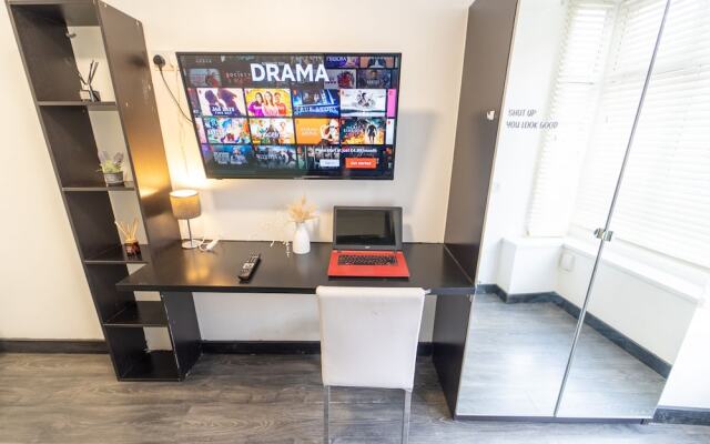 23 North Road Studios Near QE and UOB