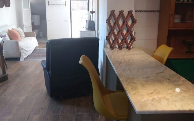 Charming 2-bed House in Sesimbra