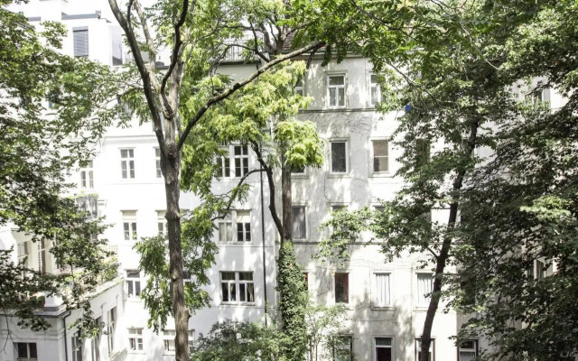 Sunny Apartment near Belvédère Castle