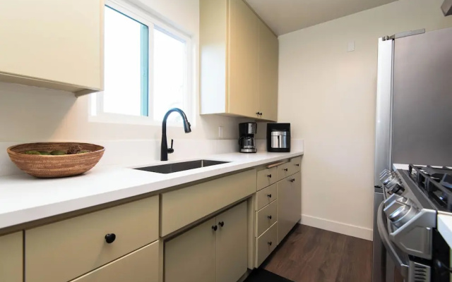 Wonderful 2-BR Apt Near Dodger