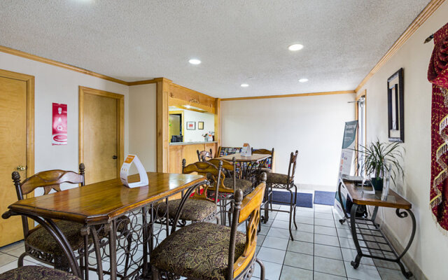 Econo Lodge West Dodge